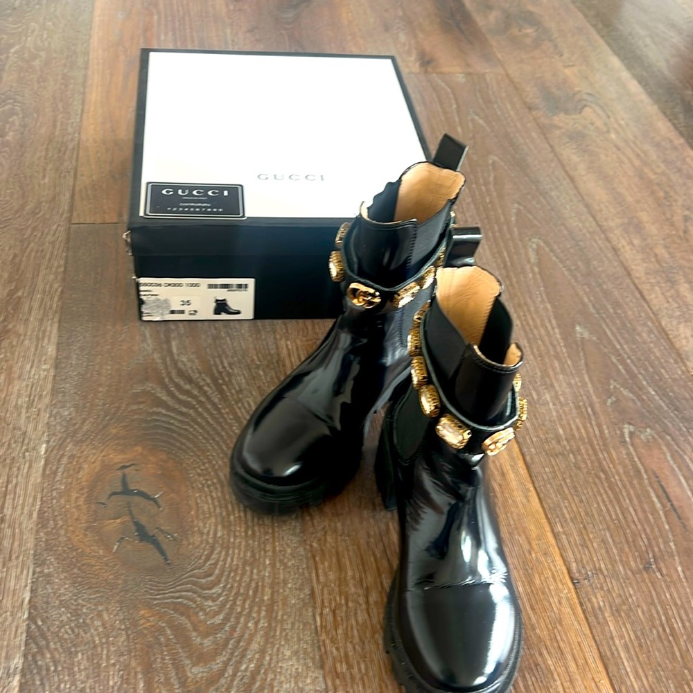 LEATHER ANKLE BOOT WITH BELT